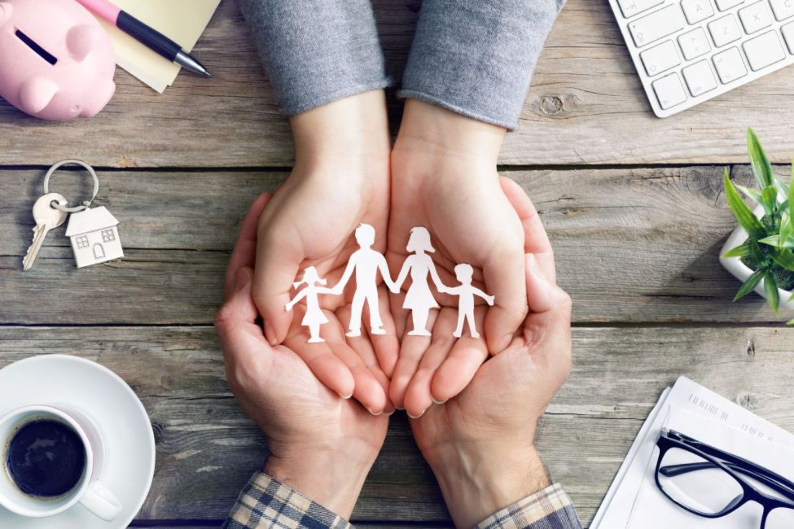 Manos sosteniendo la familia Manos sosteniendo la familia